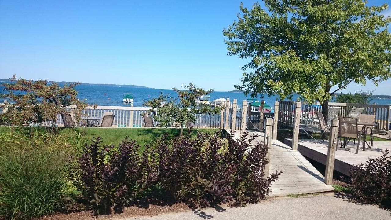 Brio Beach Inn Traverse City Exterior photo