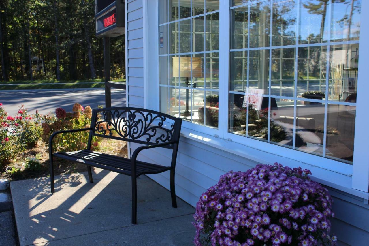 Brio Beach Inn Traverse City Exterior photo